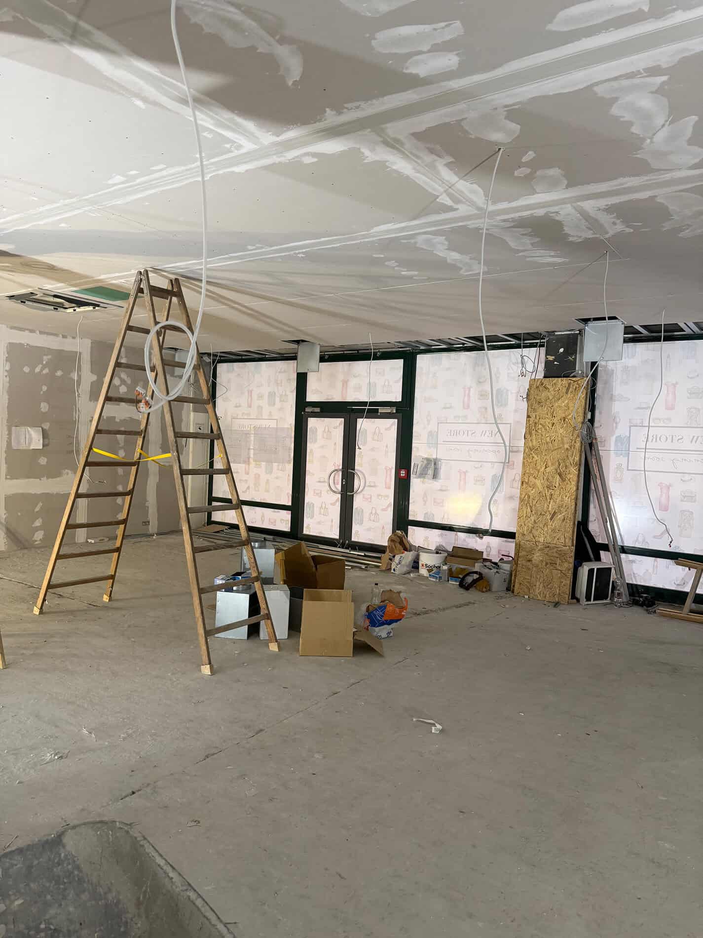 Ausbau von Decke und Wandflächen bei der Sanierung eines Geschäftslokals in Parndorf