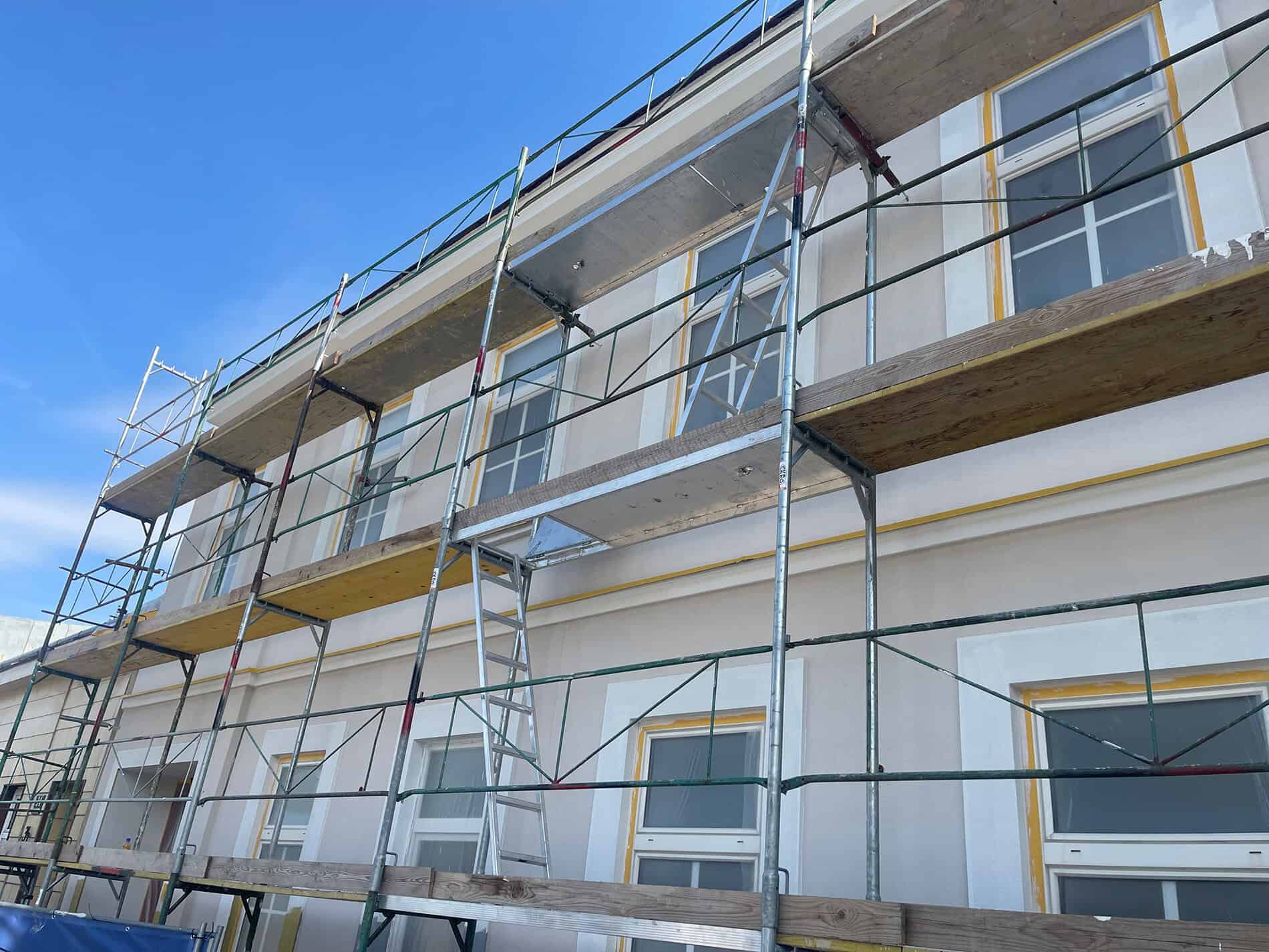 Fassadensanierung eines Bestandsgebäudes durch SUBSTANZ Bau in Mödling