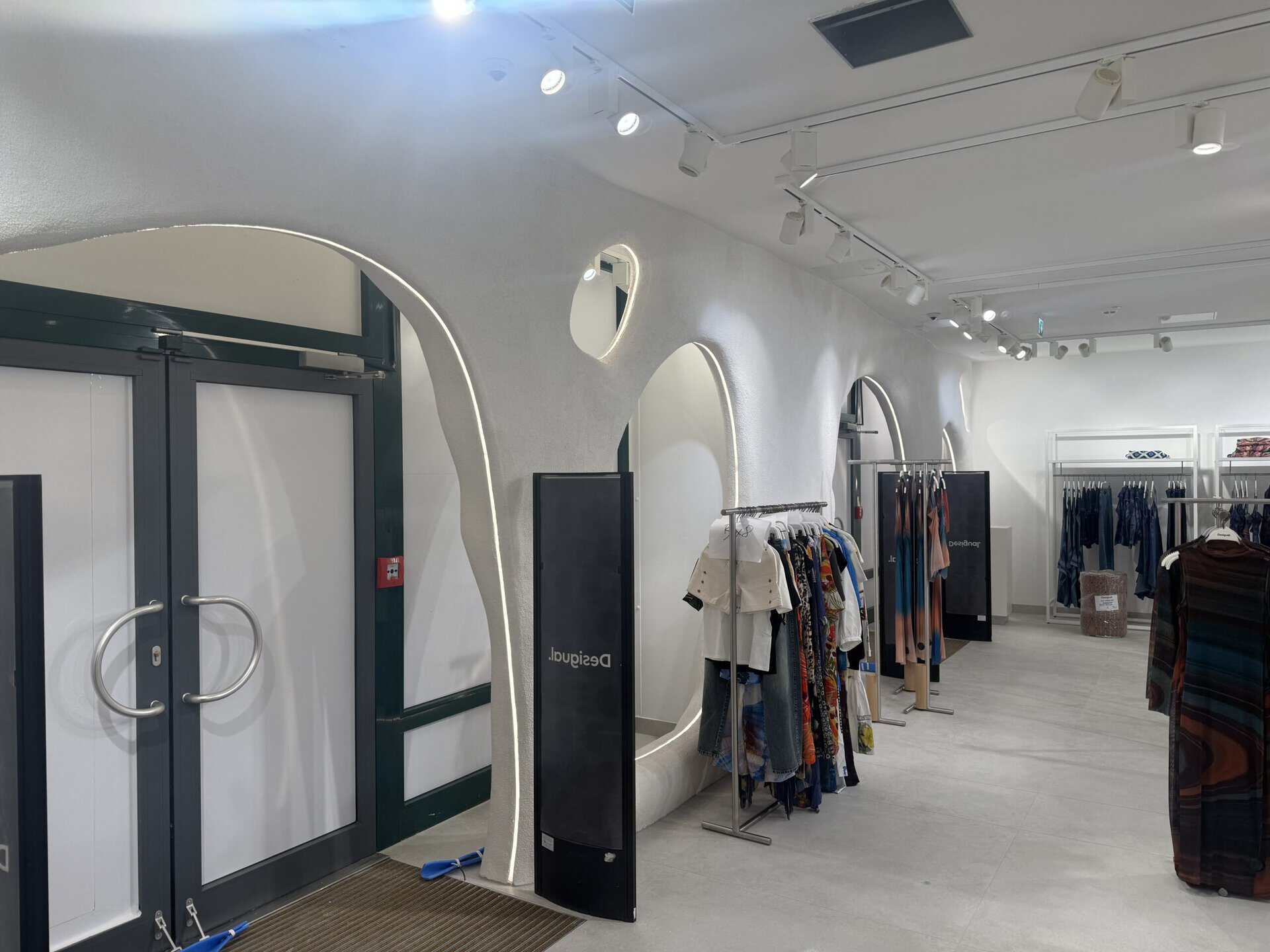 Fertiggestelltes Designer-Geschäftslokal in Parndorf mit individuell gestalteter Säule und Verkaufsfläche