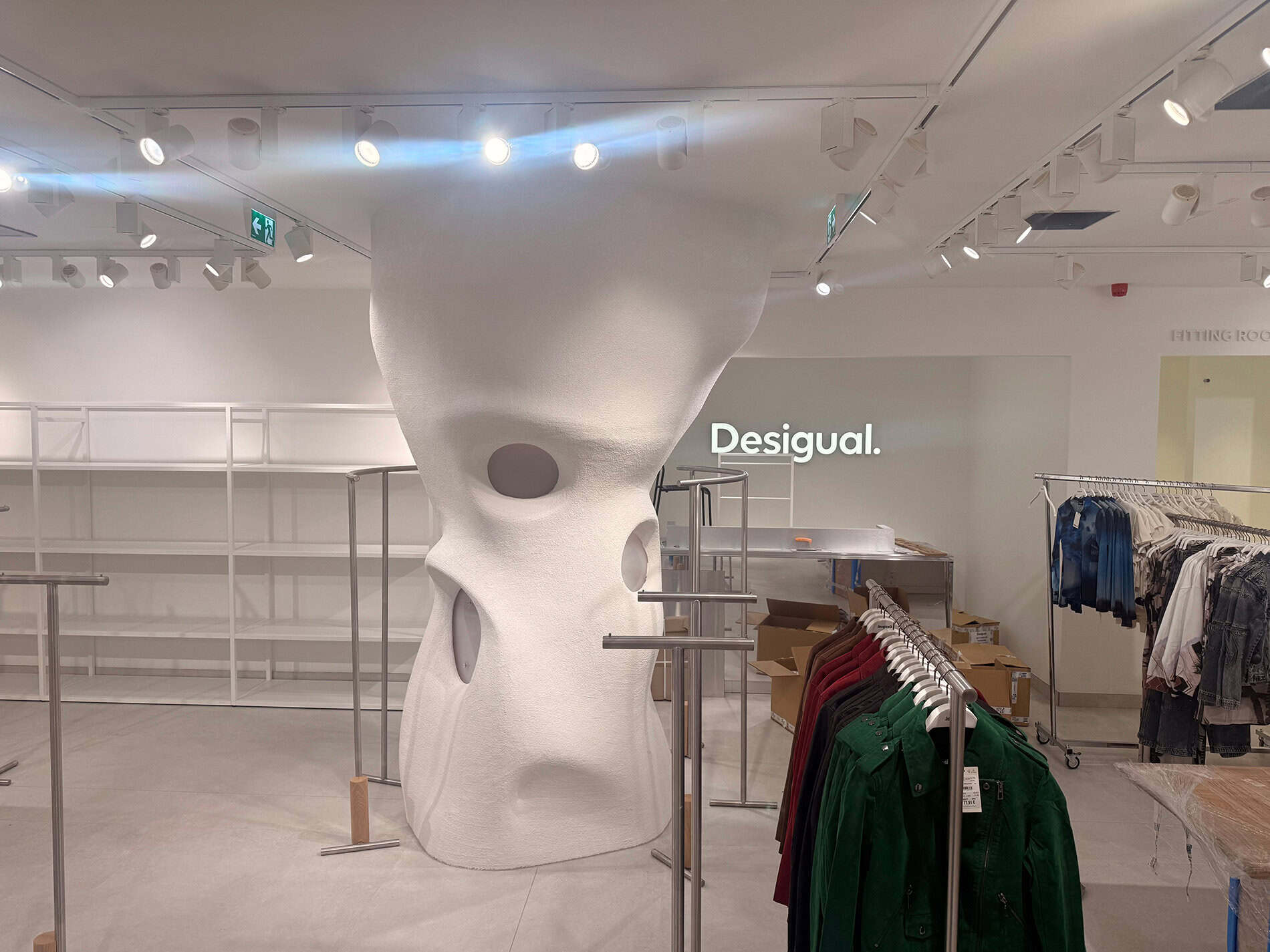 Fertiggestelltes Designer-Geschäftslokal in Parndorf mit individuell gestalteter Säule und Verkaufsfläche