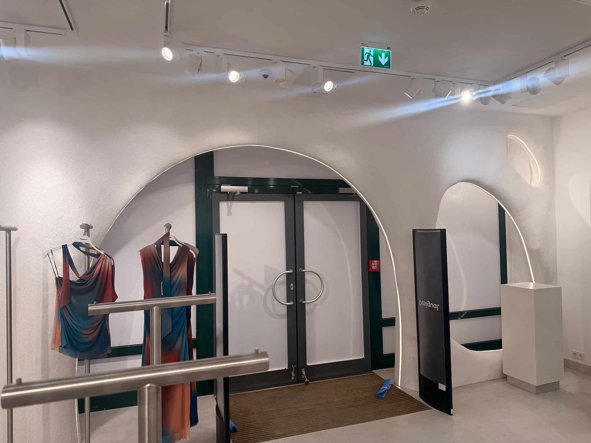 Fertiggestelltes Designer-Geschäftslokal in Parndorf mit individuell gestalteter Säule und Verkaufsfläche