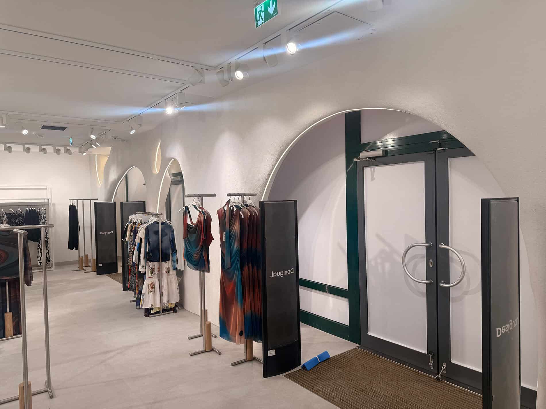 Fertiggestelltes Designer-Geschäftslokal in Parndorf mit individuell gestalteter Säule und Verkaufsfläche