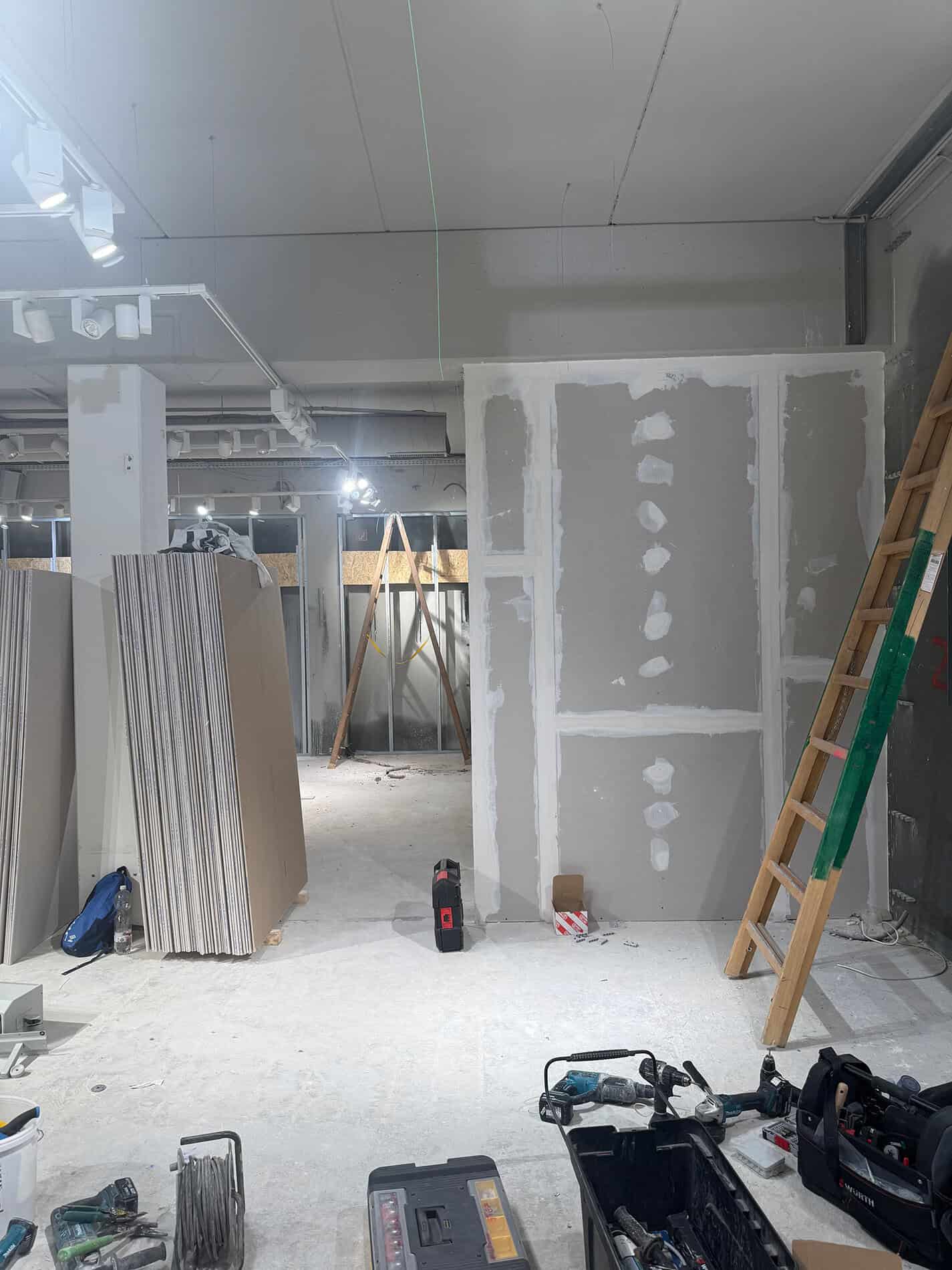 Neue Trockenbauwand während des Innenausbaus eines Geschäftslokals in Parndorf