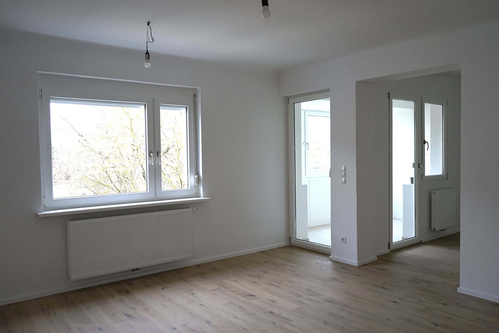 Sanierter Wohnraum mit neuen Böden, Wänden und Fenstern in Traiskirchen